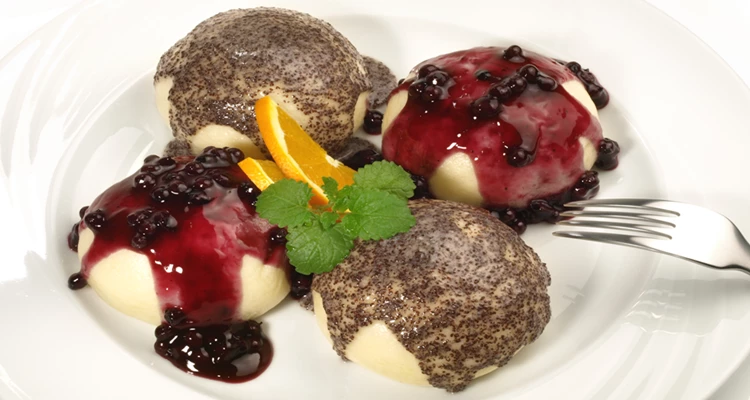 Germknödel-Duett mit Mohn und Ribisel-Ragout